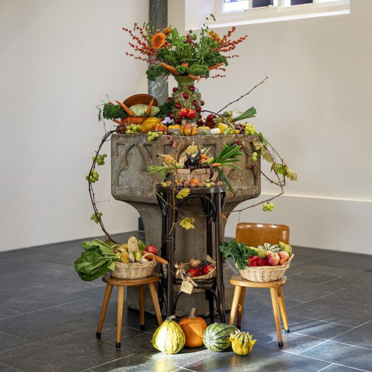 Liturgisch-bloemschikken-martinuskerk-markelo-FSMW_20251107-7432