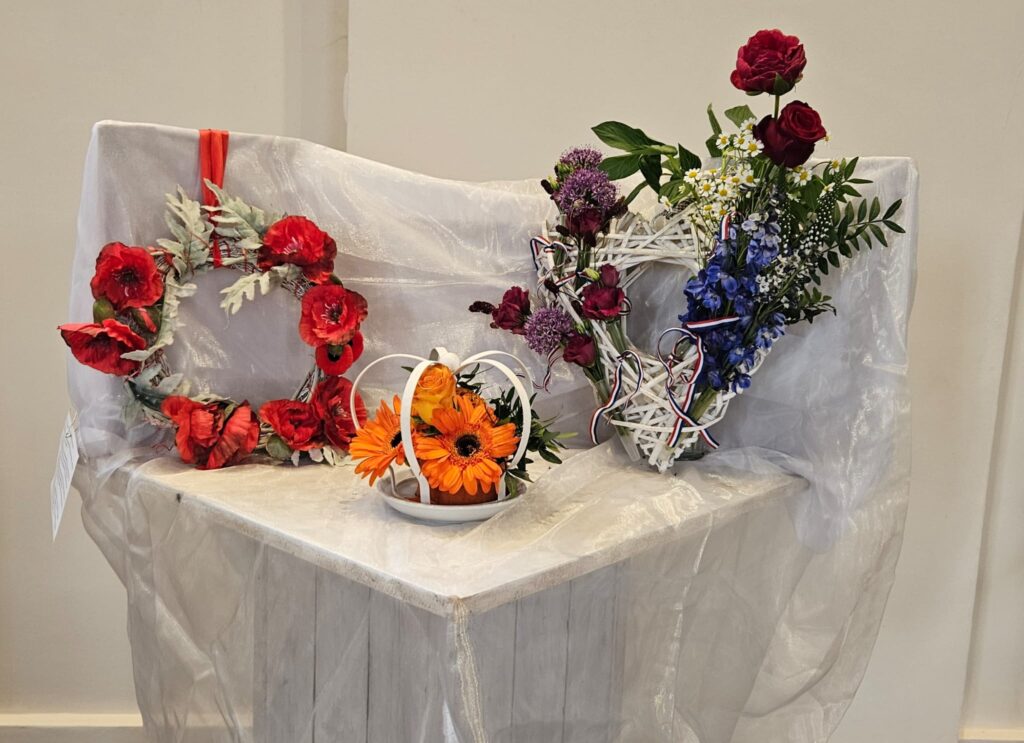 dienst van de vrijheid liturgisch bloemstuk