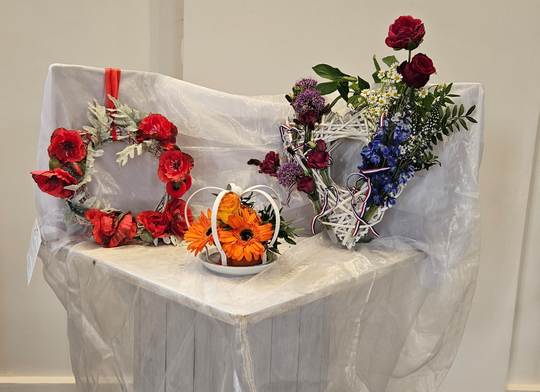 dienst van de vrijheid liturgisch bloemstuk