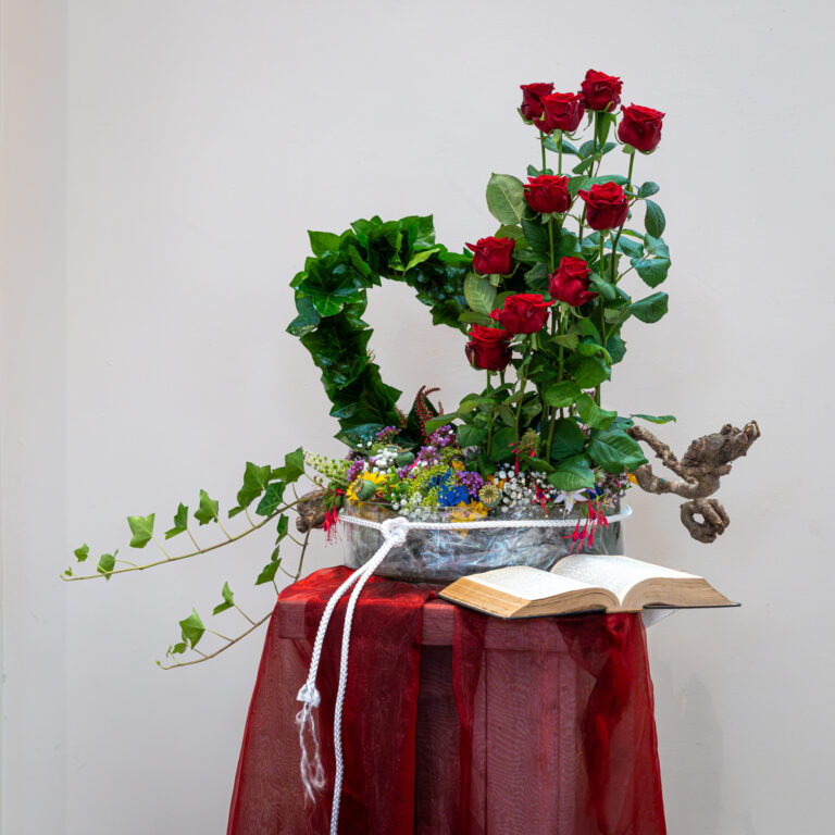liturgisch-bloemstuk-bevestigingsdienst-martinuskerk-website-pkn-markelo-fotostudio-FSMW_20260711-8942